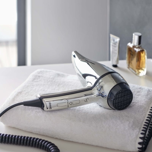Secadores de pelo y espejos como equipamiento de baño para hoteles