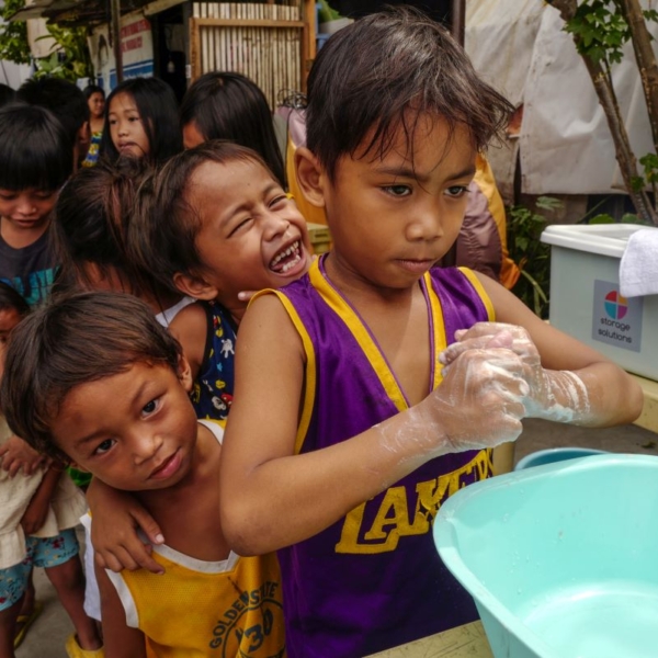 Niños lavándose las manos en Filipinas durante una acción de higiene de JVD.